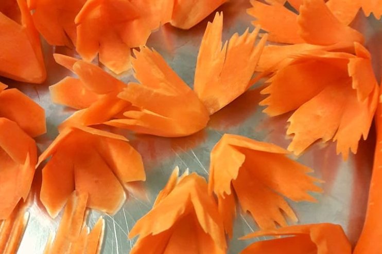 Porkkanakukka - verkkokurssi opettaa valmistamaan erilaisia malleja kukista.